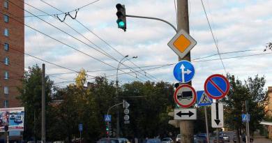 Дорожный знак «Движение прямо Действия знака прямо и направо